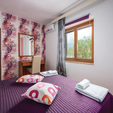 Lovely In With Kitchen Žminj